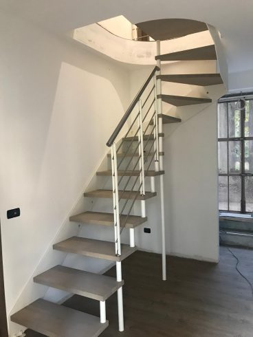 scala a sbalzo a muro